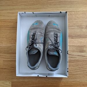 Puma suede athletic shoes with logo (size 7)